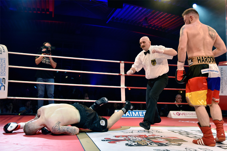 Inside a boxing ring, Jakobi has been felled by Hardok