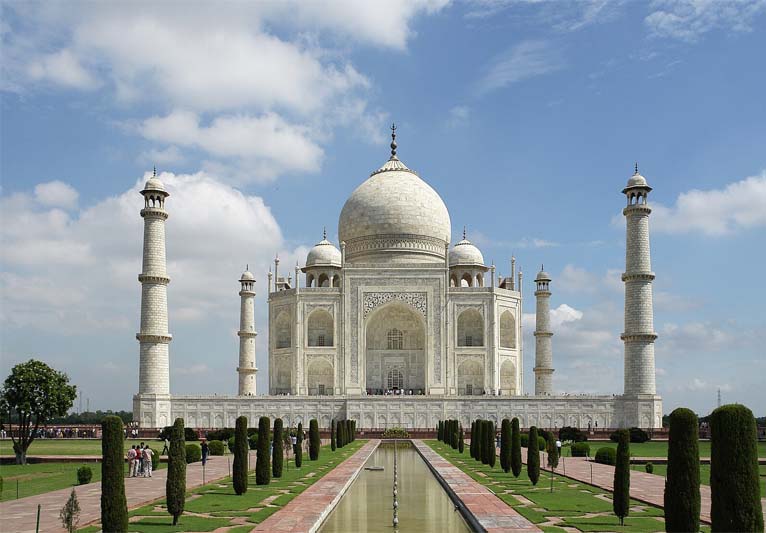 A straight-on view of the Taj Mahal