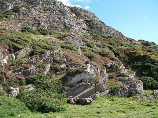 Diagonally placed rock formations on a cliff