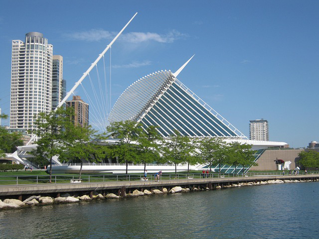 Daytime view of the Milwauee Art Museum
